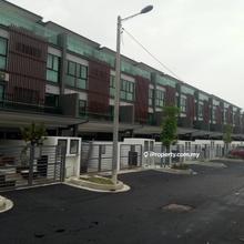 Freehold 2.5 storey townhouse with swimming pool (2,088sf)