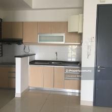 Partly furnished 3 car park near LRT kelana jaya