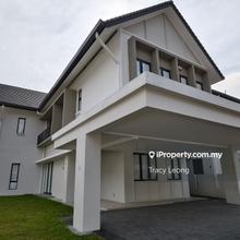 Accessibility, Amenities, Golf course, Low density, Freehold, Peaceful
