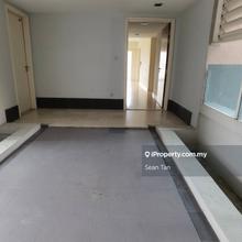 Private Lift Lobby Corner Unit Bright and Spacious 