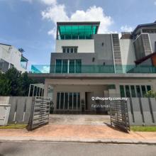 End Lot, extra space and well renovated furnished unit. Private area.
