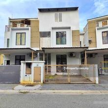 3 Storey Terrace House - 6 min to Econsave Cash & Carry (Batang Kali)