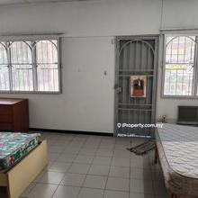3 storeys conner house for sale! 