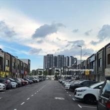 Heart of Bandar Rimbayu. High visibility and traffic area. 