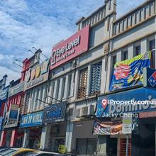 Facing Main Road, Endlot First Floor For Rent.