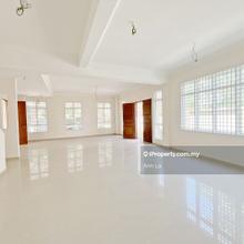 Freehold -International Lot -Direction : South East -International Lot