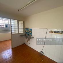 Short distance to MRT Station, Bank, Shops, Restaurant, School