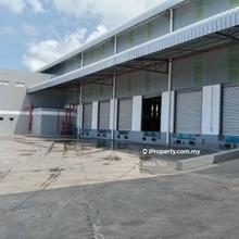 Pkfz Detached Warehouse For Rent, Loading bay with dock leveller