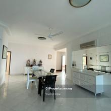 Gurney Beach High Floor in front of Gurney Bay with nice Sea View