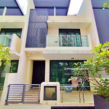 Iconic Skies Town House -  10 min to Queensbay Mall