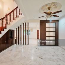 Unique 2.5 storey in a quiet location!
