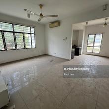 Park Villa Townhouse Freehold 1590sf 3room Reno Gated and Guarded