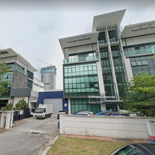 3.5 storey cornerwith lift semi D- Puchong