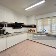 2.5 storeys terrace house well kept 