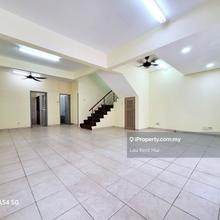 Spacious 2.5 sty Landed, Nice Unit, Easy Access to Major Highway, 