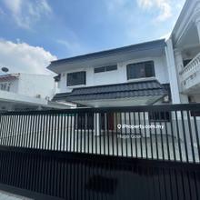 Fully Renovated, Ample Parking Space, Short Walk Shops&Restaurant