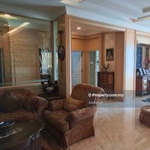 Well kept and very well reno condo for sale. Lake view. 3000sf unit