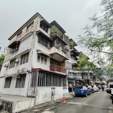 Flat United Garden Corner with 3 Bedroom For sale End Lot For Sale.