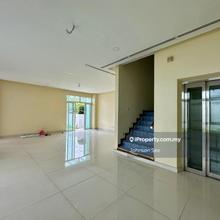 Bungalow with Huge Garden & Private Lift