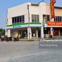 Saujana Utama, Sungai Buloh Facing Main Road Gfloor shop for rent