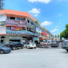 Great community. Near schools, libraries, and shops. Facing main road