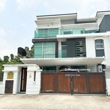 Corner-End Lot Unit Next To Lakeside for Sale!