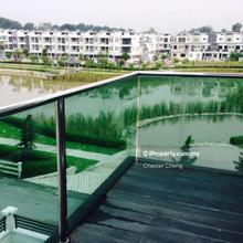 House Directly Next to Beautiful Lake
