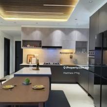 Golden Triangle - Fully Renovated - 1238' - 2 Car Parks - Corner Unit