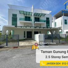 Corner Lot, 2.5 Storey Semi D, For Sale 