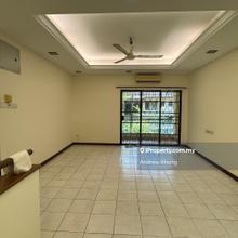 Luxury townhouse in Parkville. Upper unit w balcony & private garden.