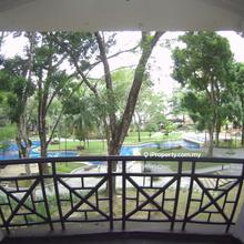 Low floor facing pool