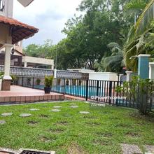 Corner lot , with Pool and ample car park 