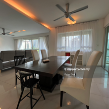 Walking distance to 163 Mall and Mkis