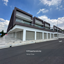Biggest shop,End lot unit ,Brand new area ,Seremban 2 Hot Area
