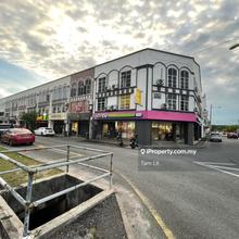 Riverfront 3 story shop lot for rent facing Billion mall 