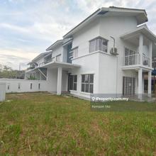 2 Sty Corner Terrace With Big Land