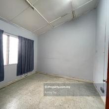 Freehold, Ample Parking