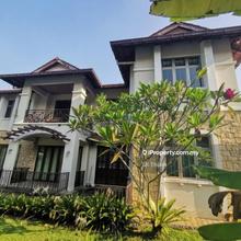 Spacious Corner Lot Bungalow with Golf View