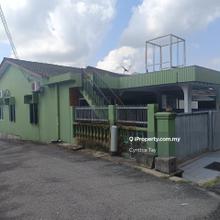 Single storey end lot beautifully renovated move in cond. in Temiang
