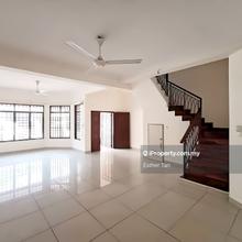 2.5 Storey B U 6 House Facing Park Newly Refurnished For Rent