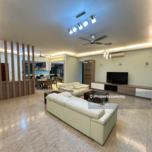 2207sf, Freehold, Renovated unit 