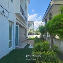 Corner house with extra land at Tiara South 