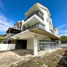 2.5-Sty endlot For Rent at Emerald Gardens - Walking distance to Park 