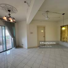 Below Market Urgent Sale Freehold Nice Well Maintain Unit