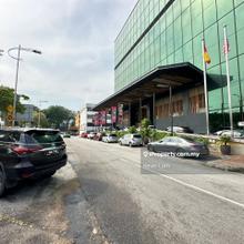 Ground Floor Corner Lot Retail in PJ for rent !