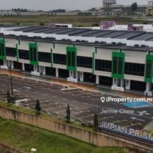 Below market urgent sell Alam Impian 2sty shoplot facing mainroad sell