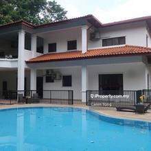 Located in IOI Resort City- Bungalow with huge land for rent. Pm me 