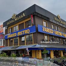 Malay crowded Corner Shop Saujana Utama Sungai Buloh Selangor for Rent
