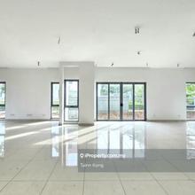 Brand New Subsale Unit ! End Lot with nicer ventilation !