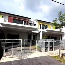 Freehold Brand New Subsales House In Good Area.